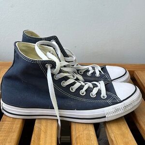 Women’s navy converse size 8.5 lightly worn excellent condition.